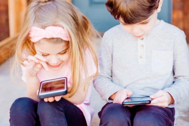 Opasan izazov hara društvenim mrežama: Deca masovno učestvuju u "igri" koja može da izazove opekotine, strujni udar, pa čak i smrt!