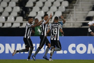 Honda dobija moćno društvo: Botafogo hoće bivšeg vezistu Čelsija!