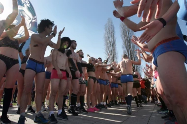 (FOTO) Održana tradicionalna trka u donjem vešu na Dorćolu