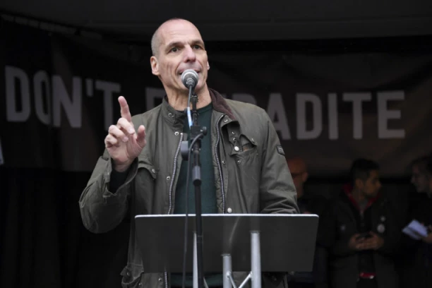 OMILJENI MINISTAR OPTUŽEN ZA PROMOVISANJE DROGE: Priznao šta je pre konzumirao i kako se osećao posle toga