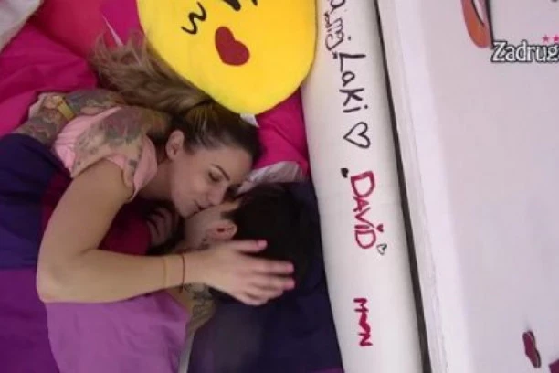(VIDEO) Žešća vatačina ispod jorgana! Iva i Filip ne žele da priznaju vezu, ali nemaju problem da se ljube i pipaju u lajvu!