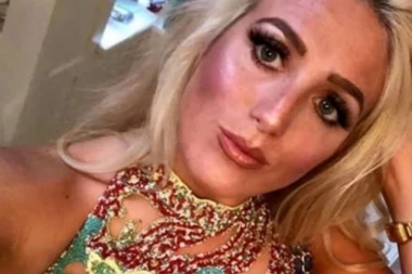 (FOTO) Njoj je "Kralj Cigana" pevao baladu nakon što je "nokautirao" Klička