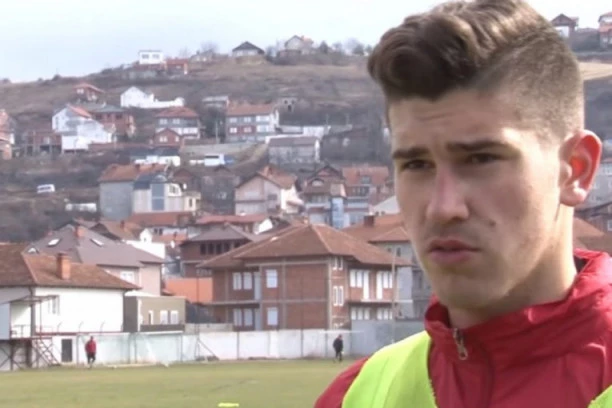 (FOTO) Američka ambasada u Prištini čestitala mladom Iviću:"Kosovo je tvoj dom"