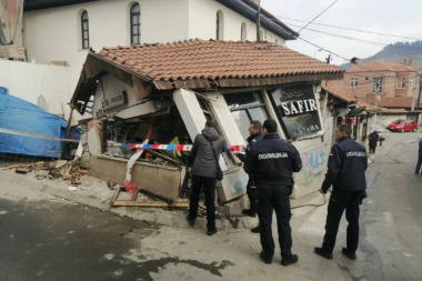 (FOTO) Usred noći bagerom srušili jednu od najstarijih berbernica u Novom Pazaru!
