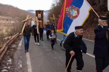 (FOTO) Naklon do poda! Masovna litija u Crnoj Gori: Novak (99) i Gojko (72) predvode kolonu ka Andrijevici!