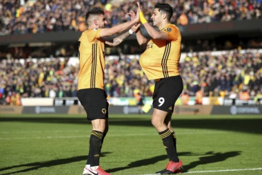 (VIDEO) JEZIV DOGAĐAJ POTRESAO PREMIJER LIGU: Himenez teško povredio glavu, na nosilima iznet sa terena!