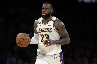 (FOTO) LEBRONE, SRBENDO: Džejmsov stajling iznenadio planetu, ponosno nosio šorts u bojama srpske zastave i najnoviji dres Liverpula!