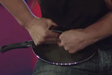 (VIDEO) Ovo je snagatorka za medalju! Savija tiganje kao palačinke