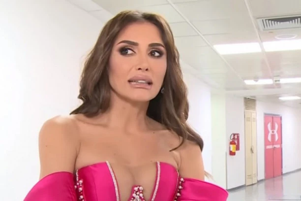 (FOTO) Rodila je dvoje dece, a i dalje je prava se*s bombetina! Popularna pevačica se skinula gola, muškarci zanemeli!