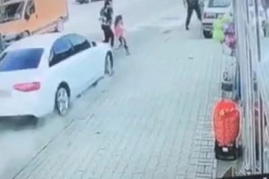 (UZNEMIRUJUĆI VIDEO) HOROR U PAZARU: BMW pokosio ženu, pa pobegao! Povređena i devojčica!