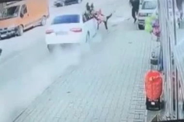(VIDEO) Manijak pokosio ženu i devojčicu u Novom Pazaru: Pogledajte snimak užasa iz drugog ugla!
