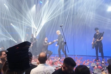 KLANJALI JOJ SE NA BINI: Ana izgrmela u Grčkoj, latila se mikrofona na buzuki večeri!