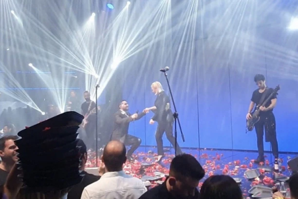 KLANJALI JOJ SE NA BINI: Ana izgrmela u Grčkoj, latila se mikrofona na buzuki večeri!