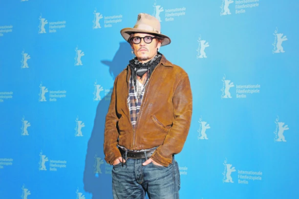 DŽONI DEP UPLOVIO U NOVU ROMANSU? Fanovi razočarani, pljuste komentari, šeta crvenokosu tetku!