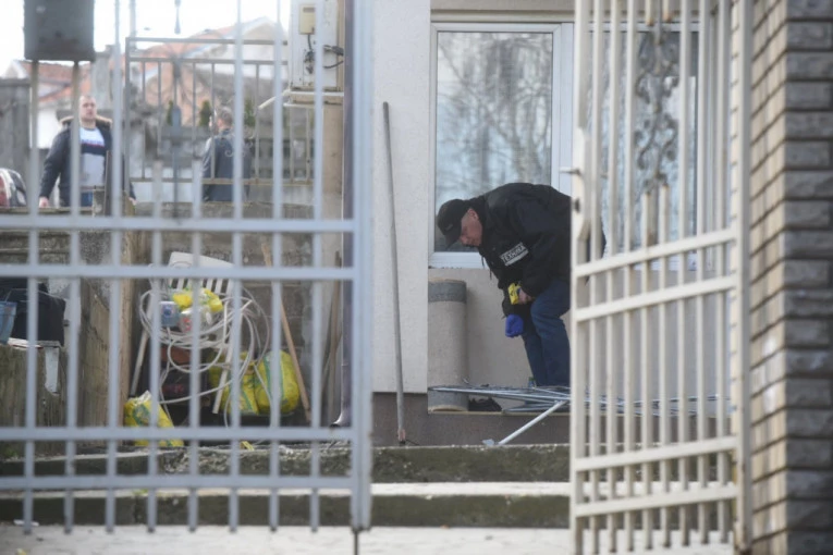 UŽAS U KALUĐERICI: Bombom na decu u kući