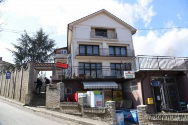 (FOTO, VIDEO) Na ovu kuću je sinoć bačena bomba, vlasnik znao opasnog kriminalca iz Kaluđerice!