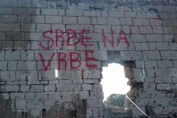 "SRBE NA VRBE" Za ustaški grafit u Sutomoru, Milovo ministarstvo kulture optužuje - SRBE?!