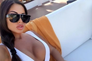 (FOTO) Za koronu ne haje: Vatrena navijačica se skinula zbog Napolija