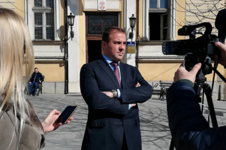 OPET HAOS NA TOŠINOM BUNARU! Ponovo pretili poznatom advokatu, dvojica privedena!