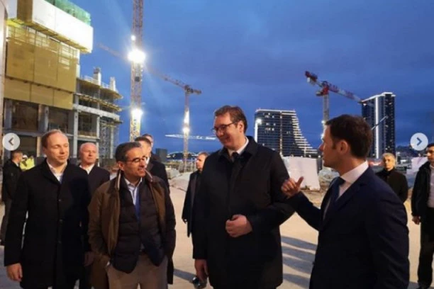 (FOTO) IZNENADNA POSETA: Vučić sa radnicima "Beograda na vodi"