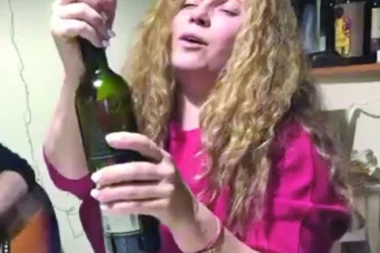 ŠTA SE DEŠAVA SA NAŠOM PEVAČICOM NAKON TRAGEDIJE?! Komšije ispred zgrade otkrile ISTINU o njenom životu, ovako se zaista ponaša!