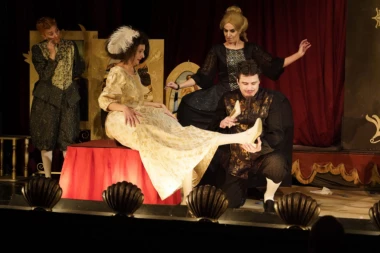 PREMIJERA POPOVIĆEVE "PEPELJUGE" NA SCENI "RADOVIĆA":  KRIK ZA PRAVDOM  krije se ispod smeha!