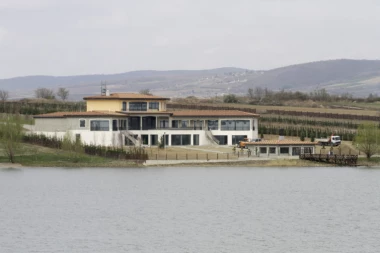 Skandal: Grupa migranata pokušala da upadne u Đokovićev dom!