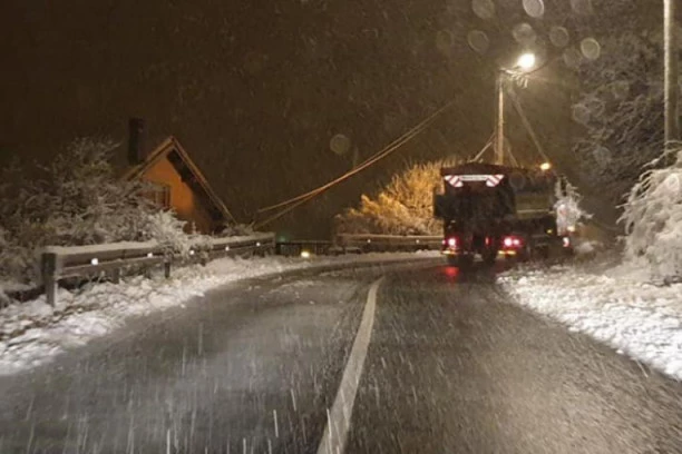 Goran Vesić celu noć pomagao putarima  u čišćenju snega!
