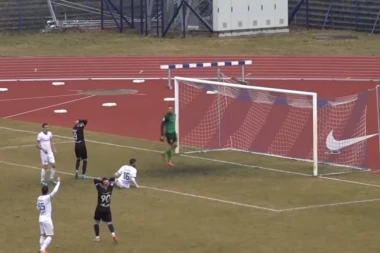 (VIDEO) KAKAV PROMAŠAJ: Fudbaler Spartaka se samo uhvatio za glavu...