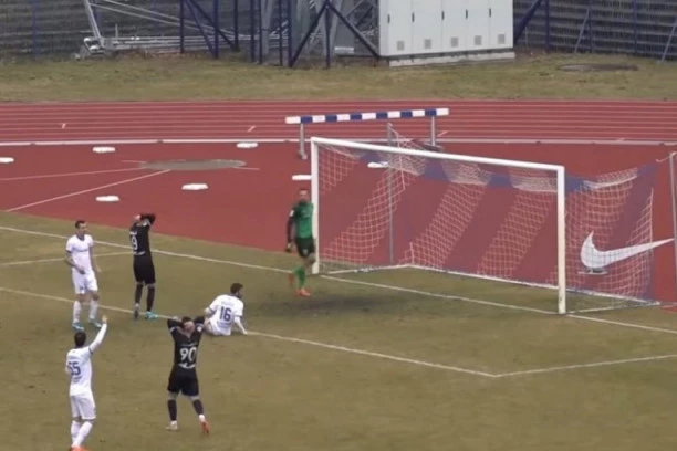 (VIDEO) KAKAV PROMAŠAJ: Fudbaler Spartaka se samo uhvatio za glavu...