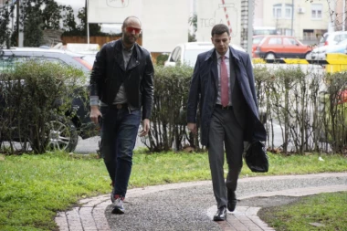 (FOTO) Nastavljeno suđenje Darku Kostiću: Prikazani VIDEO SNIMCI kamera iz zgrade gde je kreator živeo, evo šta otkrivaju!