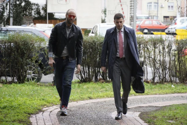 (FOTO) Nastavljeno suđenje Darku Kostiću: Prikazani VIDEO SNIMCI kamera iz zgrade gde je kreator živeo, evo šta otkrivaju!