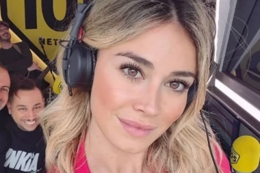 (FOTO) Se*si voditelja objavila fotku iz studija, svi su zumirali da li nosi brushalter