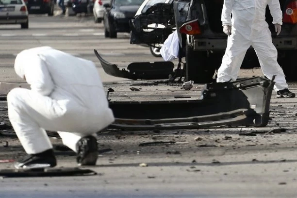 PRVI SNIMCI BRUTALNE LIKVIDACIJE MILAČIĆA! Sedeo sa Raonićem u kafiću u centru Podgorice kada je ubica otvorio rafal! (VIDEO)