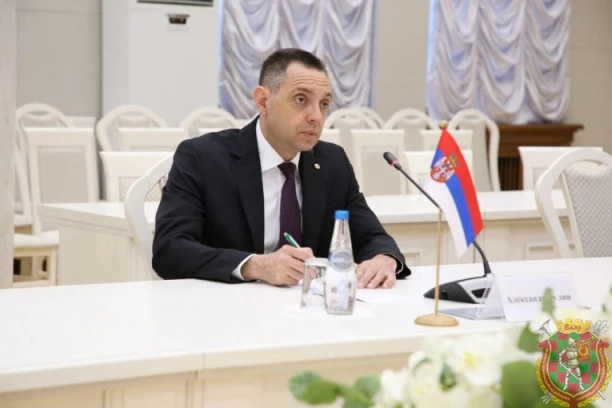 Vulin razgovarao sa admiralom Frejzerom: Neprihvatljiva bilo kakva vojska na teritoriji KiM, protivimo se smanjenju KFOR