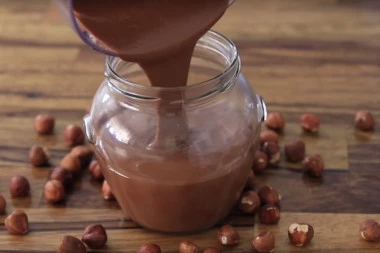 GOTOV ZA 5 MINUTA! Zdrav domaći krem od lešnika