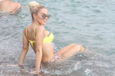 (VIDEO) ČEŠALA MU SE O...PA GA LJUBILA! O ovom snimku pričaju svi: Teodora Džehverović u vrelom zanosu sa novim dečkom!