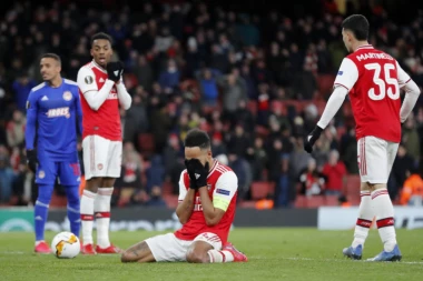 (VIDEO) Obamejang očajan: Kad najbolji igrač Arsenala promaši ovo, onda je sreća umešala prste!