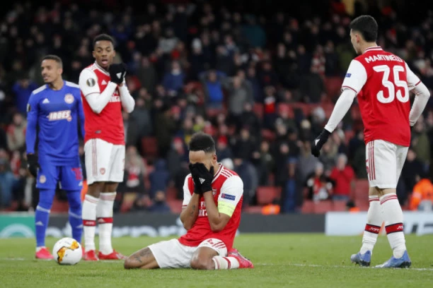 (VIDEO) Obamejang očajan: Kad najbolji igrač Arsenala promaši ovo, onda je sreća umešala prste!