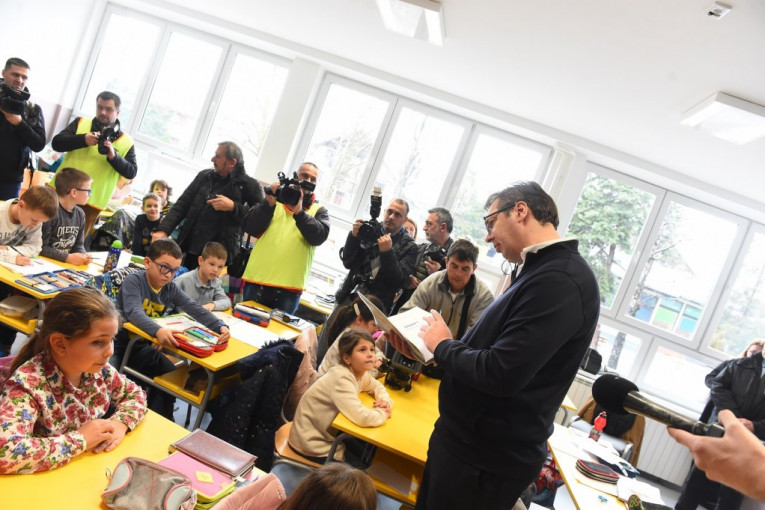 (VIDEO) Predsednik Srbije obećao još dve škole i autoput u Gornjem Milanovcu!