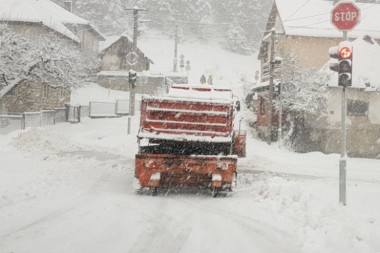VOZAČI, OPREZ: Sneg doneo PROBLEME na putevima, a evo i na kojim!