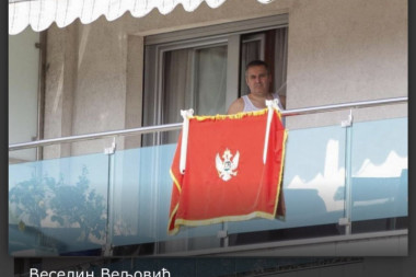 Pokazao da nema ni srama ni stida! Direktor crnogorske policije izašao na terasu i OVAKO isprovocirao učesnike litije
