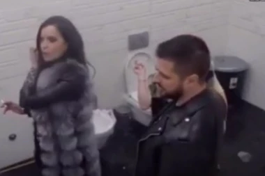 (VIDEO) Razmenjivali pljuvačku: Jelena i Marko intimni u toaletu, isplivao snimak!