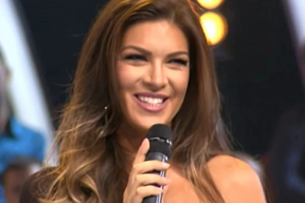 (FOTO) SANJA KUŽET NIKAD VRELIJA! Voditeljka  ZVEZDA GRANDA se utegla sve PUCA na njoj , a šlic na haljini OTKRIO PREVIŠE!