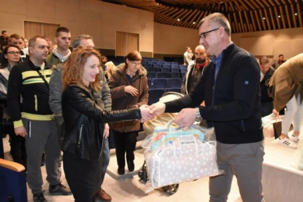 Zato što je porodica najvažnija: Zemun počeo akciju podele paketa za bebe!