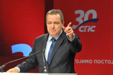 DAČIĆU PREKIPELO! SPS isključio članove iz Inđije zbog učestovanja na protestima! RAZREŠEN I ŠKUNDRIĆ!