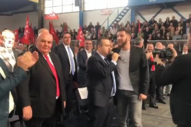 (VIDEO) ŽURKA U KRALJEVU! Dačić se latio mikrofona: Lider SPS zapevao “Pukni zoro” i oduševio sve prisutne!