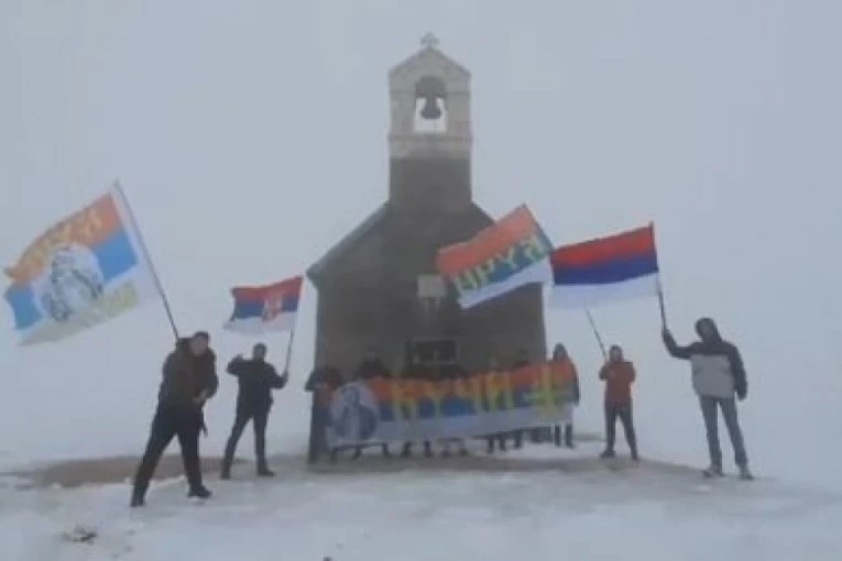 (VIDEO) TAKO SE BRANE SVETINJE: Ova scena obeležila je današnje litije u Crnoj Gori: Kuči jači od mećave!