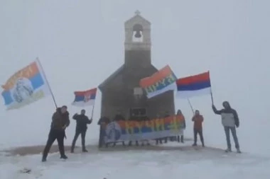 (VIDEO) TAKO SE BRANE SVETINJE: Ova scena obeležila je današnje litije u Crnoj Gori: Kuči jači od mećave!