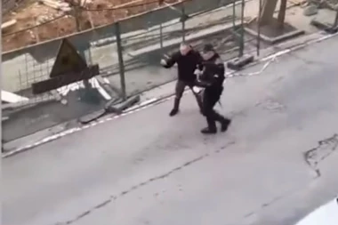 (VIDEO) Ajde ti, stići ću te ja: Komična reakcija policije tokom okršaja huligana na ulicama Beograda!